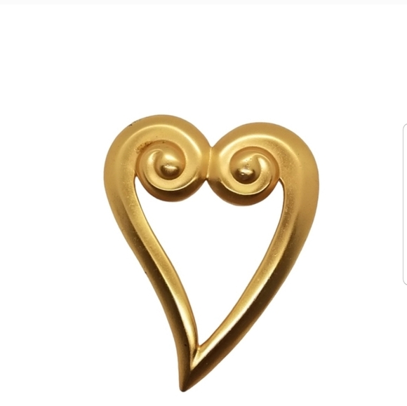 VINTAGE MATTE GOLDTONED HEART WITH SCROLL DESIGN BROOCH - Picture 2 of 3